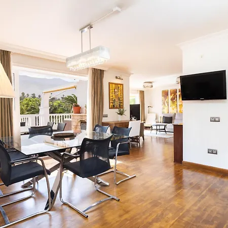 Prime Penthouse Rosaleda アパート