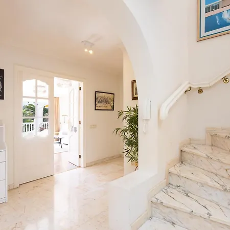 Prime Penthouse Rosaleda アパート